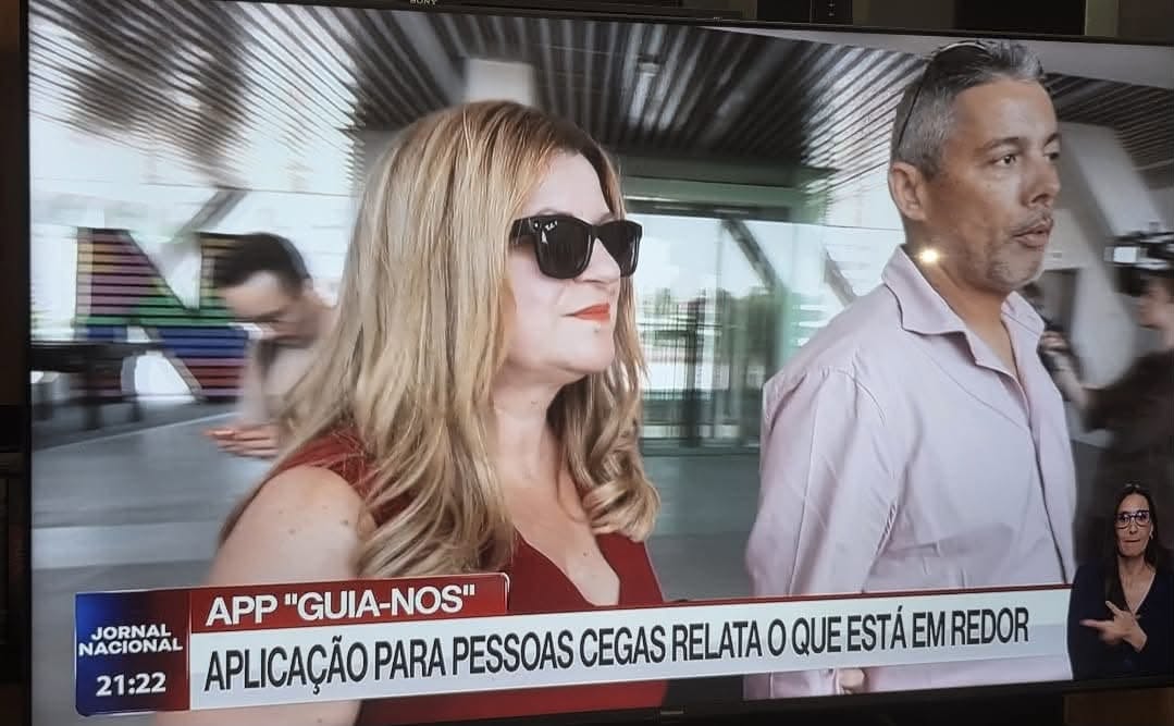 A Teresa Vaz a utilizar os os óculos com aplicação GUIA-NOS print da notícia TVI