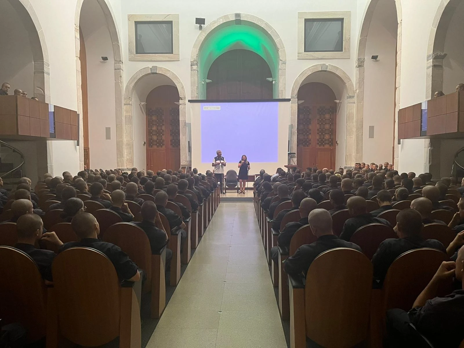 Um salão cheio de militares da GNR assiste à ação de formação