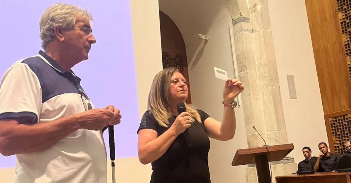 Teresa Vaz mostra uma guia de assinatura