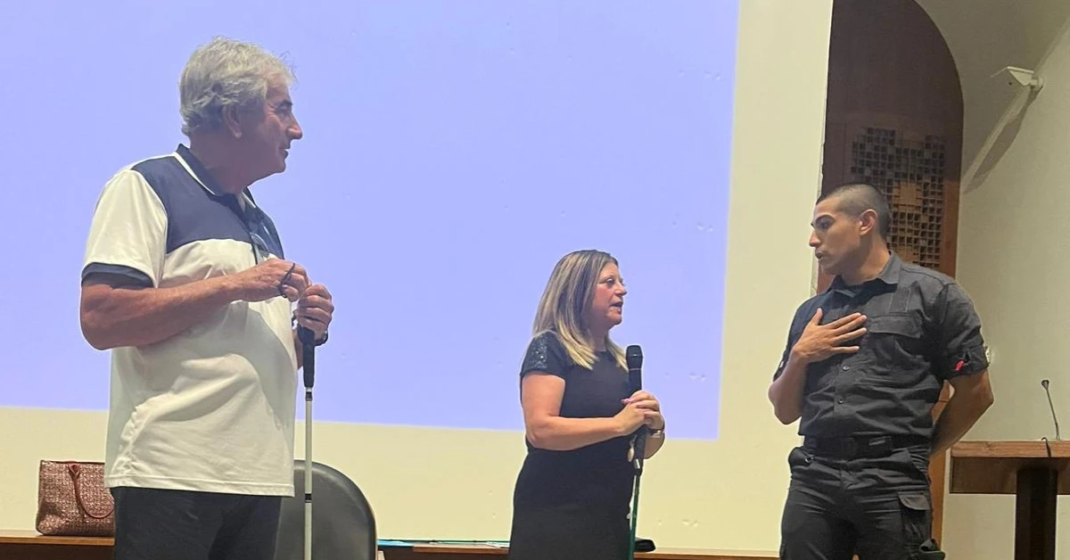 Teresa Vaz interage um militar da GNR