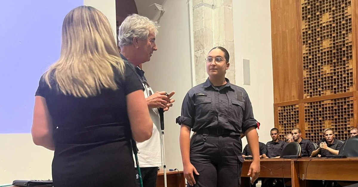 Rui Oliveira a interagir como uma militar da GNR