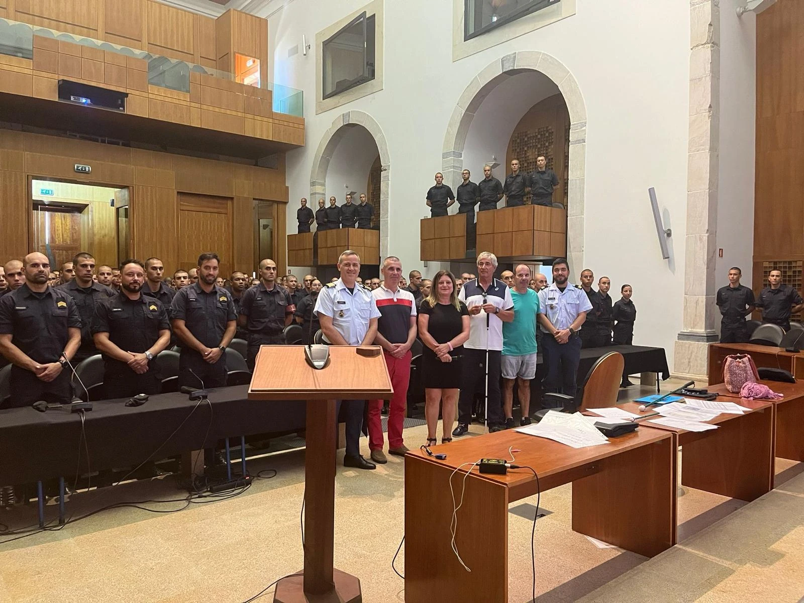 Teresa Vaz, Rui Oliveira e João Martins juntos dos militares que assistiram à ação