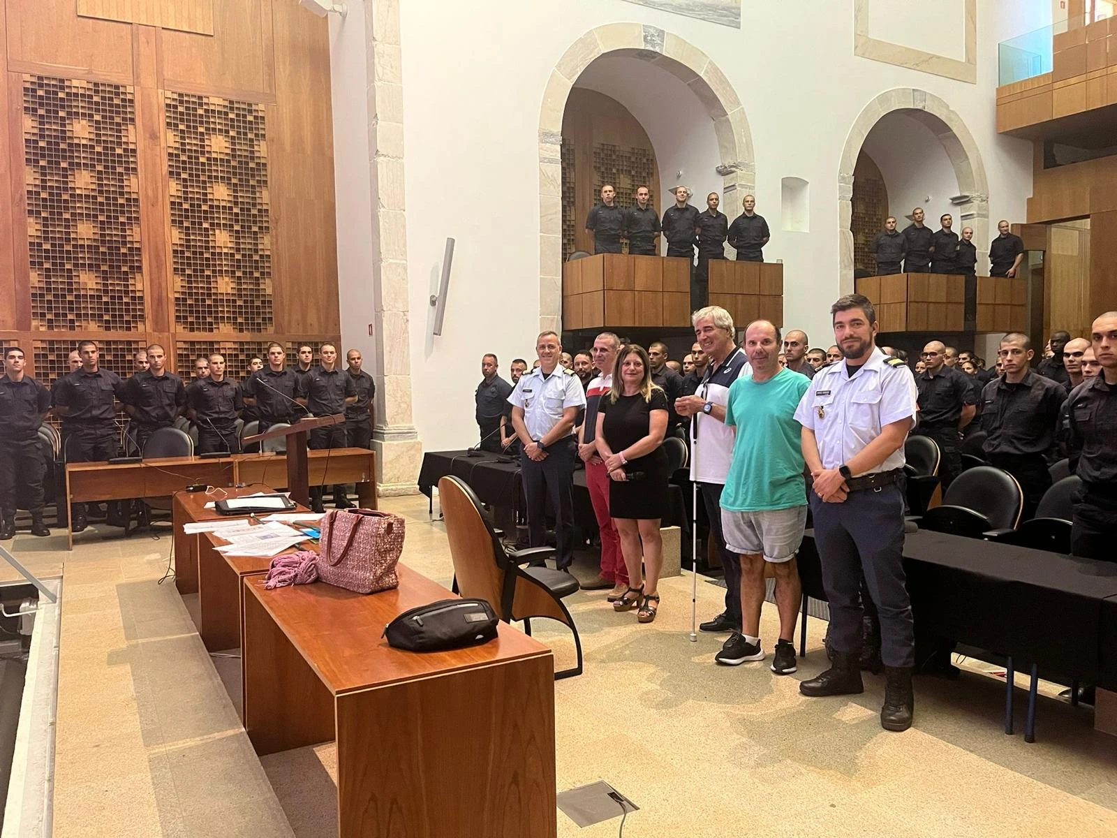 Teresa Vaz, Rui Oliveira e João Martins juntos dos militares que assistiram à ação noutra perspectiva