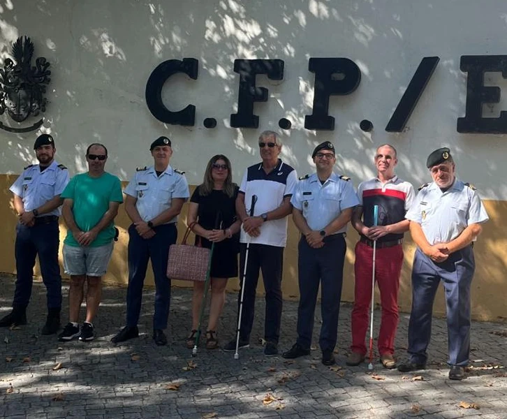Teresa Vaz, Rui Oliveira, João Martins e o Guarda Principal Ricardo Jerónimo junto ao Comandante Ribeiro e ao Capitão Serrano