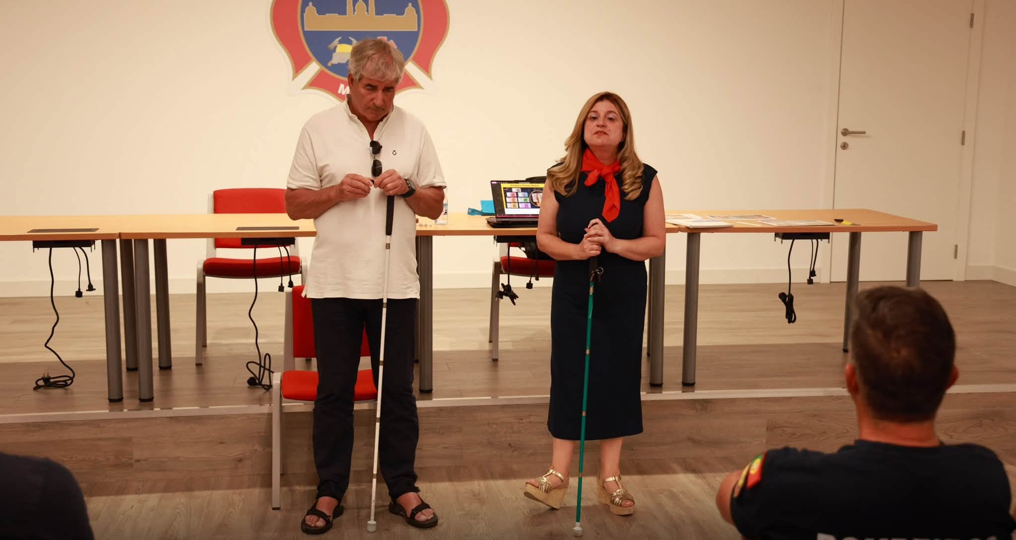A Teresa Vaz Rui oliveira de frente para os bombeiros